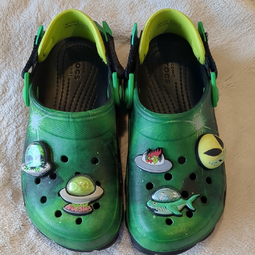 CROCS Kids Green Water Shoes with Alien Charms
